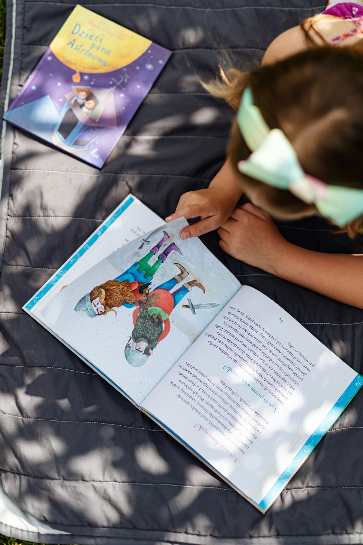 Infant llegint un llibre